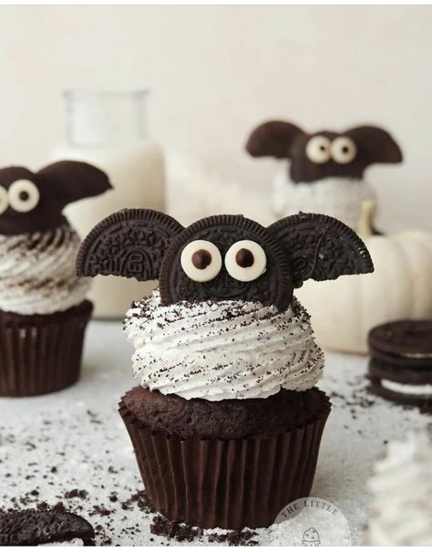 Oreo Bat Cupcakes, Oreo Cupcakes Halloween, Cool Halloween Cupcakes, Halloween Treats Cupcakes, Halloween Muffin Ideas, Halloween Dessert Ideas Cupcakes, Halloween Desserts Easy Cupcakes, Halloween Baking Ideas Cupcakes, Vegan Halloween Cupcakes