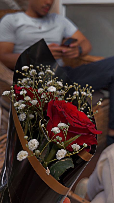 Fake Couple Instagram Story, Snap With Flowers, Flower Bouquet Snap, Bouquet Of Flowers From Boyfriend, Photo Couple Snap, Fake Boyfriend Pictures Facetime, Fake Boyfriend Pictures, Tavalod Idea, Snap Couple