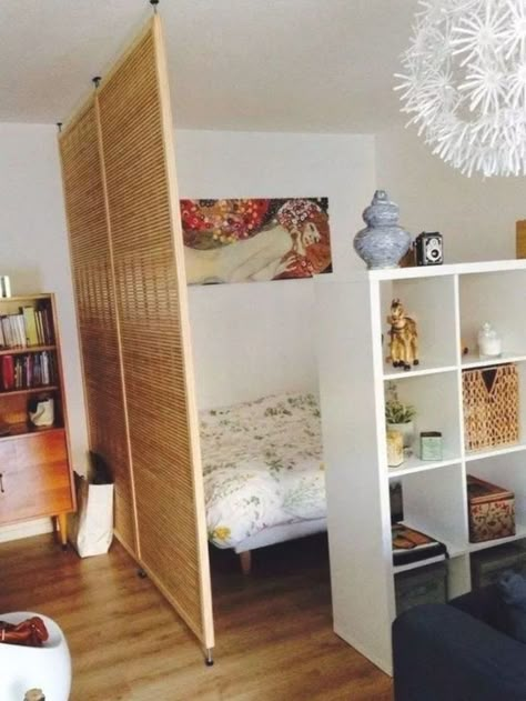 Modern Room Partitions, Bedroom Divider, Studio Apartment Living, Diy Room Divider, First Apartment Decorating, Decor Studio, Living Room Partition, Simple Room, Small Apartment Decorating