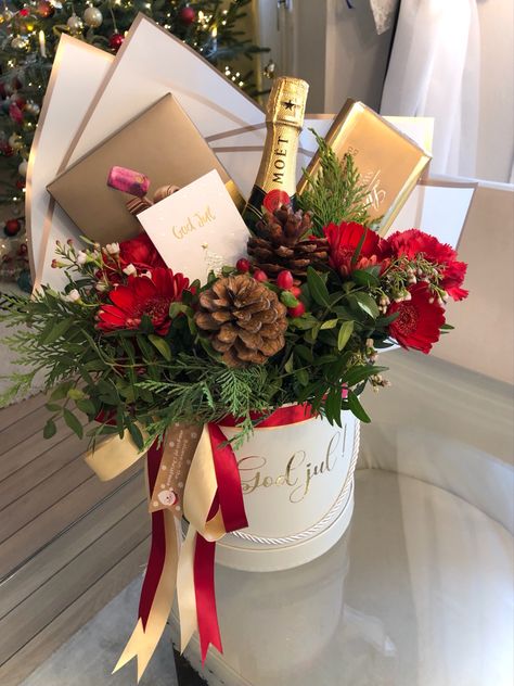 30 Year Old Women, Christmas Gift Hampers, Am I Wrong, Christmas Bouquet, Christmas Flower Arrangements, Women Ideas, Christmas Hamper, Gift Bouquet, Flowers Bouquet Gift