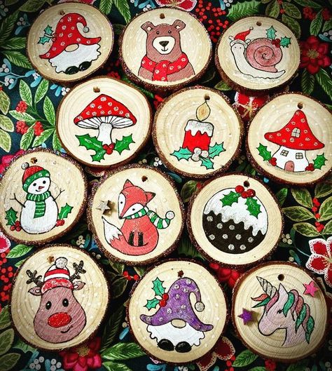 Woodslice Decoration Christmas, Painted Christmas Wood Slices, Wooden Christmas Decorations Diy, Diy Wood Ornaments Tree Slices, Christmas Wood Burning Ideas, Christmas Ornament Painting Ideas, Painting On Wood Slices, Wood Slice Art Decor, Painted Wood Slices