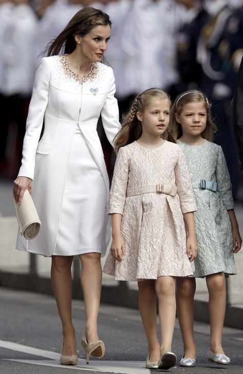 Princess Letizia, Estilo Real, Royal Princess, Glam Style, Family Fashion, Queen Letizia, Golden Girls, Glam Fashion, Sweet Dress