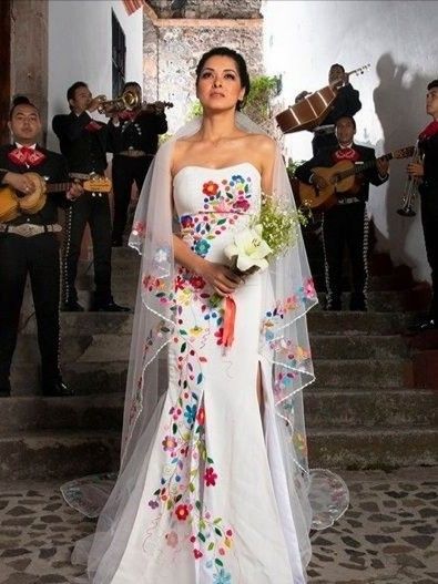 Vestidos Méxicanos para novia, quince años, eventos. Bordados Country Wedding Gowns, Sukienki Maksi, Mexican Inspired Wedding, Mexican Quinceanera Dresses, Strapless Wedding Dress Mermaid, Mexican Wedding Dress, Tiffany Rose, Embroidered Wedding Dress, Boda Mexicana