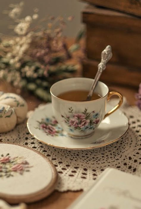 Teatime Aesthetic, Cottage Aesthetic, Cottage Core Aesthetic, A Cup Of Tea, Light Academia, Aesthetic Vintage, Tea Room, Vintage Tea, High Tea