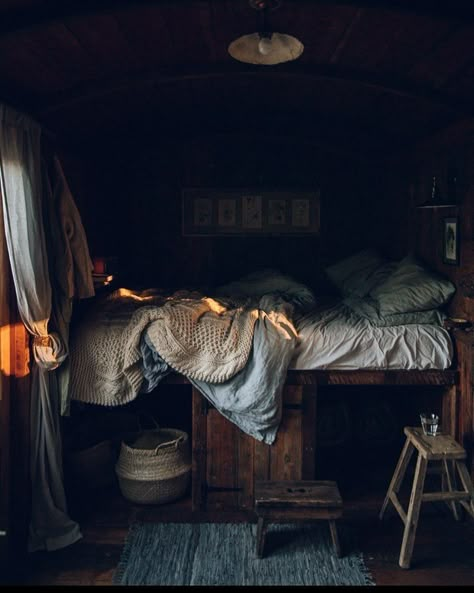 different aesthetics - 𝐷𝐴𝑅𝐾 𝐴𝐶𝐴𝐷𝐸𝑀𝐼𝐴 - Wattpad Ghost Bedroom, Dark Academia Room Ideas, Room Reference, Dark Academia Bedroom, Cottage Winter, Academia Bedroom, Dark Academia Room, Academia Room, Bed Nook