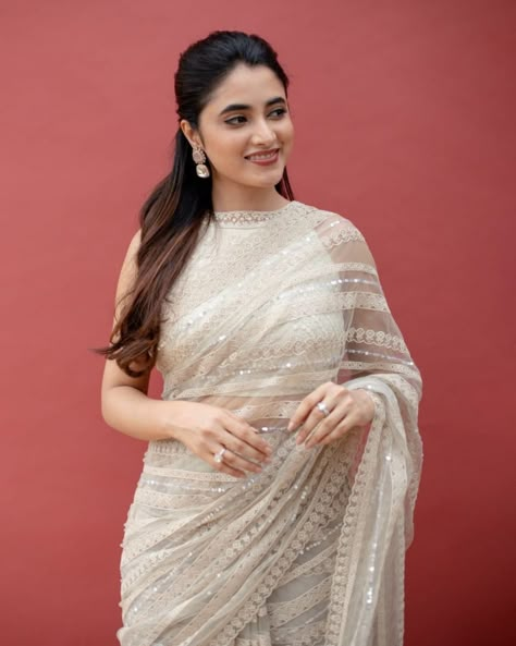 White Sequin Saree, Net Saree Blouse Designs, Net Saree Blouse, Priyanka Arul Mohan, Priyanka Mohan, Sarees For Girls, Saree Wearing Styles, Simple Saree Designs, Fashionable Saree