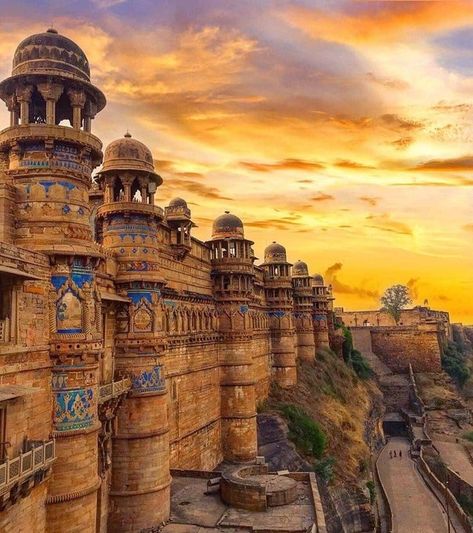 Colours of Bharat on X: "12 Historical & Majestic Forts in Bharat 🇮🇳 1. Amer Fort, Rajasthan. https://t.co/8RKEahRL20" / X India Places Photography, Gwalior Fort Photography, Indian Monuments Photography, Madhya Pradesh Aesthetic, Indian Landmarks, World Tour Aesthetic, Satya Sanatan, Tere Naina, Gwalior Fort