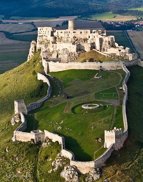 Chateau Medieval, European Castles, Castle Ruins, Chateau France, Voyage Europe, Beautiful Castles, A Castle, A Hill, Central Europe