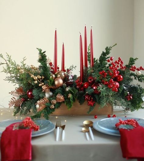 Holiday Tablescapes Christmas, Christmas Centrepiece Ideas, Creative Christmas Crafts, Christmas Flower Decorations, Christmas Party Crafts, Christmas Decorations Centerpiece, Christmas Flower Arrangements, Holiday Arrangement, Christmas Interiors