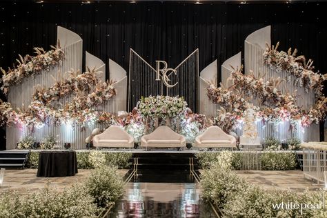 Wedding Stage Reception Decorations, Stage Backdrop Design Wedding, Unique Reception Stage Decoration, New Wedding Decorations 2023, Aesthetic Wedding Stage Decor, Wedding Stages Modern, Wedding Stage Design 2023, Wedding Stage Indoor Decorations, Unique Stage Decoration For Wedding