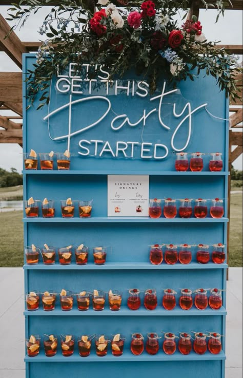 Drink Display For Wedding, Welcome Drink Wedding Ideas, Bar At Party Ideas, Wedding Drink Wall Ideas, Bar Decor For Party, Welcoming Drinks Ideas, Welcome Drink Display, 40th House Party Ideas, Welcome Drink Wall