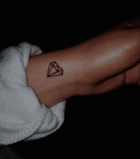 Inner Side Wrist Tattoo, Risky Tattoos, Diamond Wrist Tattoo, Diamond Tattoo Design, Diamond Hand Tattoo, Diamond Finger Tattoos For Women, Finger Tattoos Diamond, Diamond Tattoos For Women, Diamante Tattoo