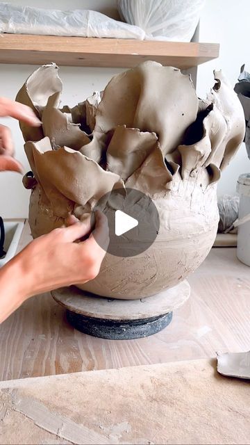 Garden Pottery Sculpture Ideas, Ceramics Ideas Pottery Sculpting, Ceramic Pottery Aesthetic, Keramiikka Ideas, Ceramic Art Inspiration, Easy Ceramics Ideas Pottery, Clay Sculpting Ideas, Pottery Making Ideas, Pottery Sculpture Ideas