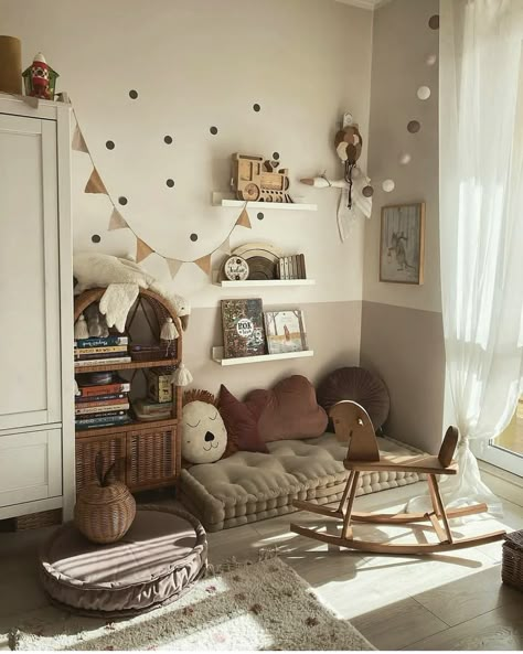 H&m Kids Room, Simplistic Playroom, Earthy Kids Bedroom, Cozy Toddler Room, Earthy Kids Room, One Year Old Bedroom, Small Children Room Ideas, Tiny Toddler Room, Tiny Playroom Ideas