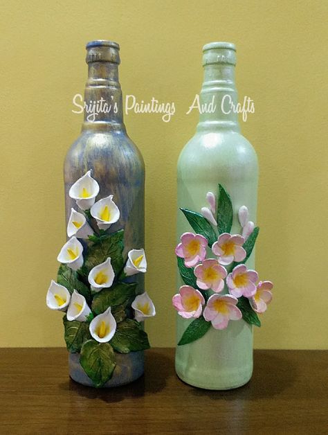 Bottle decorated with hand crafted clay flowers Clay Bottle Art Ideas Easy, Bottle Decoupage, Bottles Craft, Beer Bottle Art, Bottle Art Projects, Beer Bottle Crafts, Clay Bottle, Vintage Wine Glass, Pots Diy