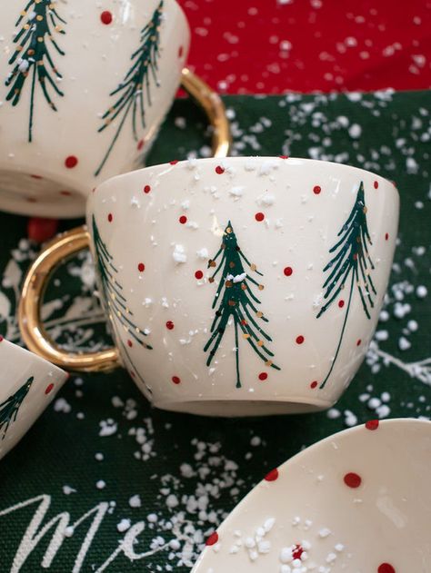 Diy Christmas Mugs, Mug Noel, Holiday Pottery, Mug Painting, Ceramic Cafe, Christmas Pottery, Ceramic Christmas Decorations, Diy Pottery Painting, Pottery Painting Ideas