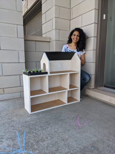 Diy Dollhouse With Storage, Simple Wooden Dollhouse Diy, Dollhouse Door Diy, Doll House Plans Free, Dollhouse Upcycle, Doll House Diy Ideas, Diy Wood Dollhouse, Shelf Doll House, Diy Dollhouse Plans