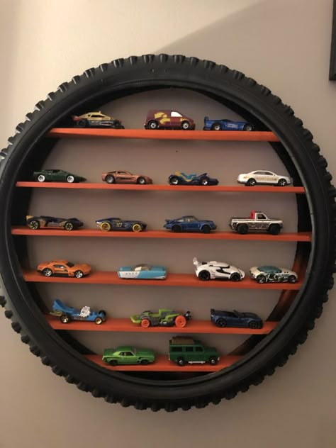 Hot Wheels Shelf Diy, Hot Wheels Car Display, Diy Car Room Decor, Hot Wheel Shelf, Hot Wheel Displays Diy, Diy Toy Car Storage, Wheel Shelf, Tire Shelf Boy Rooms, Bike Tire Shelf