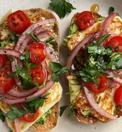 mid week meal inspo💛 hot honey avo & halloumi toast toasted sourdough 1/4 large avocado grilled halloumi sumac marinated onions recipe by @averagearabgirl_ tomatoes hot honey chopped parsley flakey sea salt chicken n chickpea Mediterranean grain bowl shredded rotisserie chicken chickpea (the marinated on from TJs) 1/4 c chopped red onion 1/3 c cucumber sliced 2 radishes, sliced 1/4 c parsley chopped 1/3 c cooked couscous herb goat cheese feta I got from the farmers market tossed in:... Marinated Onions Recipe, Sandwich Snap, Mediterranean Grain Bowl, Marinated Onions, Herb Goat Cheese, Seasoned Chicken Breast, Tahini Salad, Pepperjack Cheese, Chicken Couscous