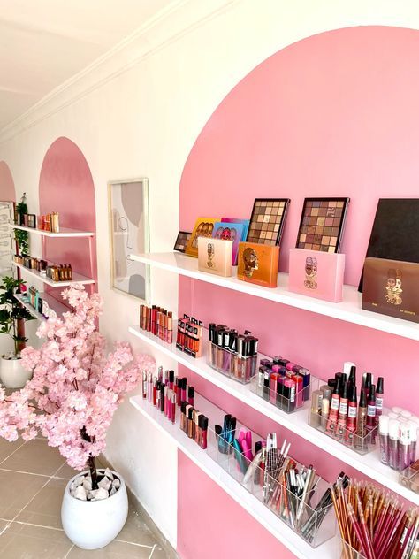 Pink Makeup Studio, Salon Boutique Ideas, Makeup Studio Ideas Beauty Room, Makeup Store Interior, Make Up Studio Ideas, Makeup Salon Ideas, Makeup Store Design, Makeup Artist Room, Makeup Studio Ideas