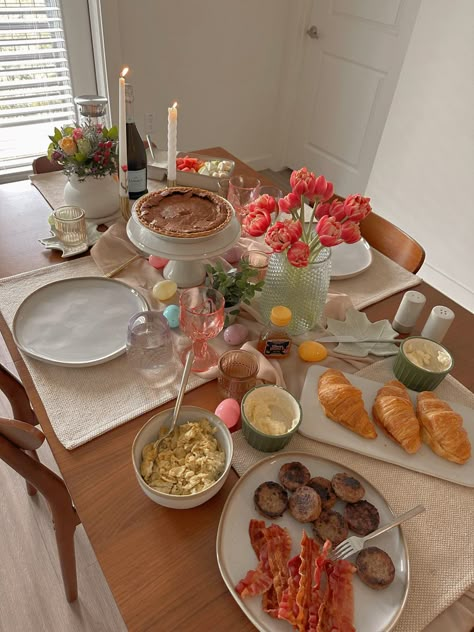 Brunch, spring, easter, spread, aesthetic, spring morning Easter Girls Brunch, Easter Breakfast Aesthetic, Easter Brunch Spread, Spring Breakfast Aesthetic, Easter Lunch Aesthetic, Easter Friends Party, Friends Easter Party, March Inspo Aesthetic, Spring Hosting Ideas