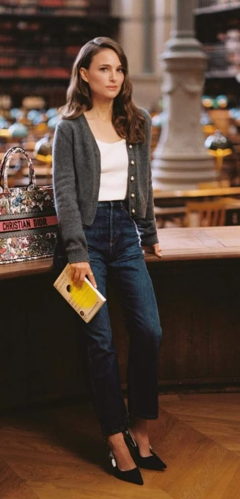 Timeless Classic Outfits, Formal Classy Outfits For Women, Natalie Portman Outfits Casual, Nothing Hill Outfits, Parisian Jeans Outfits, Elegant Retro Outfits, Classic Silhouette Fashion, Classic Tailored Style Women, Casual Elegance Aesthetic