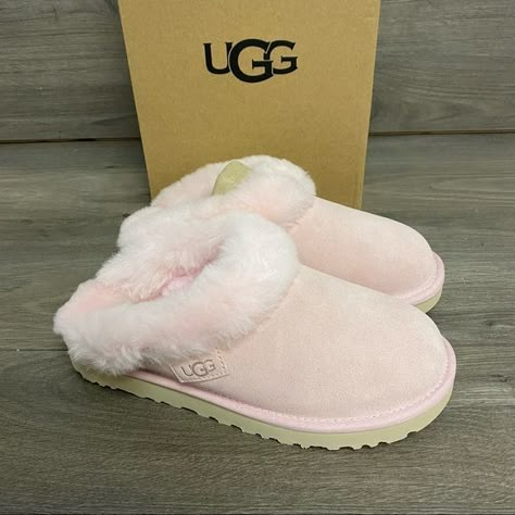 Ugg Fluffy Slippers, Pretty Stuff To Buy, Light Pink Ugg Slippers, Couteqqe Aesthetic, Cute Boots For Winter, Christmas List Ideas 2023, Christmas Wishlist 2023, Pink Ugg Slides, Cute Shoes Aesthetic