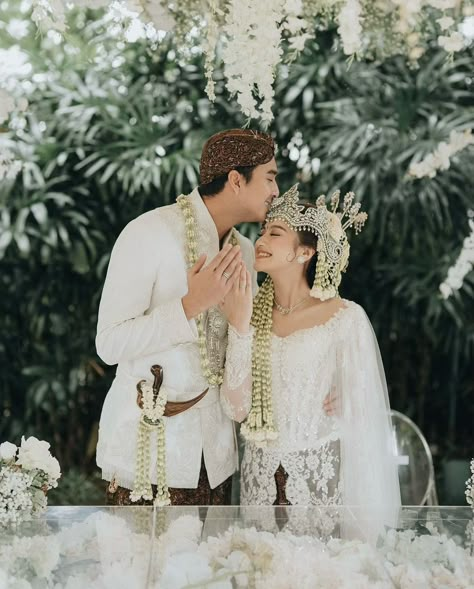 The Wedding of Salshabilla Adriani and Ibrahim Risyad 💕 SAH di tanggal cantik 7.7! Wishing you a lifetime of happiness together and a love that grows stronger with each passing day. Congratulations lovebirds! 🕊️✨ Wedding Planner and Organizer by @kremaya.organizer Venue by @ayanajakarta Decoration by @aryagatirooms Attire by @svarna_byikatindonesia @didietmaulana MUA by @rhay_david @vatirrachman Wedding Rings & Jewelry Accessories by @franknco_id Photo & Video by @morden.co @samuelrustandy... Akad Nikah Jawa, Foto Akad, Pose Foto Pernikahan, Wedding Akad, Pose Pengantin, Pose Wedding, Moodboard Wedding, Pose Prewedding, Wedding Photo Session