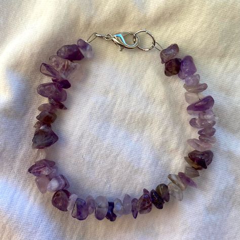 created by kkey2urheart on instagram Chip Bracelet, Stone Chips, Chip Beads, Crystal Stone, Amethyst Crystal, Stones And Crystals, Beaded Bracelet, Jewelry Ideas, Amethyst