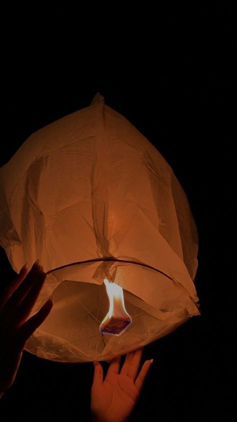 Diwali Sky Lanterns, Lantern Photoshoot Ideas, Sky Lanterns Aesthetic, Diwali Photos Ideas At Home, Diwali Vibes Aesthetic, Aleena Core, Diwali Aesthetic Pictures, Diwali Photo Ideas, Sky Lanterns Photography