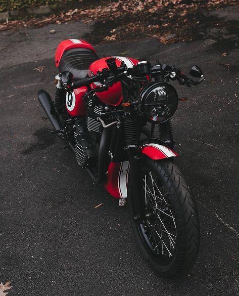 The red Triumph. #foxtrotmoto #triumph #thruxton #moto #motorcycle Thruxton Triumph, Concept Bike, Retro Bikes, Moto Scrambler, Vintage Cafe Racer, Мотоциклы Cafe Racers, Triumph Thruxton, Cafe Bike, Cafe Racing