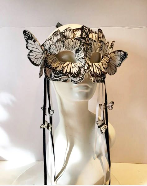 A personal favorite from my Etsy shop https://www.etsy.com/listing/557465408/masquerade-mask-black-and-white Surreal Party, Masquerade Mask Diy, Masquerade Mask Black, Masquerade Outfit, The Mask Costume, Butterfly Mask, Ball Mask, Feather Mask, Masked Ball