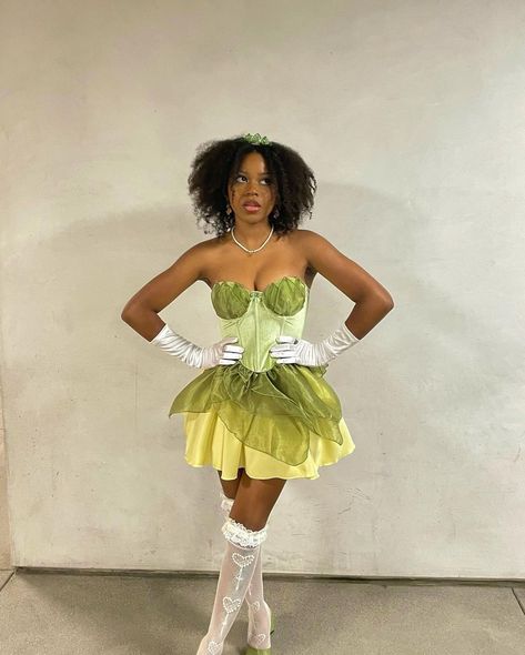 Princess Tiana Costume, Riele Downs, Tiana Costume, Tinkerbell Costume, Black Halloween Costumes, Tinker Bell Costume, Princesa Tiana, Pretty Halloween Costumes, Disney World Outfits