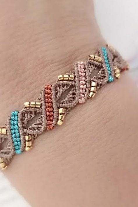 Two Color Macrame Bracelet, Jewelry Tutorials Bracelets, Macrame Bracelet Patterns Tutorials, Patron Macrame, Micromacrame Bracelet, Beaded Macrame Bracelet, Micro Macrame Bracelet, Fancy Crochet, Easy Bracelet