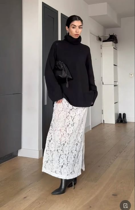 Cream Lace Skirt Outfit, Lace Maxi Skirt Outfit, Winter Maxi Skirt Outfit, Cold Day Outfits, Dress Over Jeans, Muslim Style, Maxi Lace Skirt, Winter Skirt Outfit, Maxi Skirt Outfits