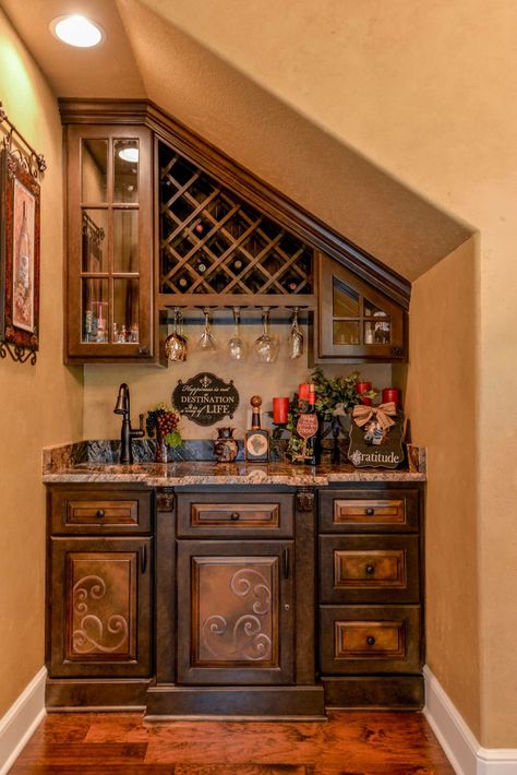 Tuscan Style Bedrooms, Tuscany Decor, تحت الدرج, Tuscan Home, Tuscan Style Homes, Painted Cabinets, Tuscan Design, Tuscan Kitchen, Mediterranean Home Decor