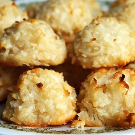 Macaroons Ideas, Sweetened Condensed Milk Desserts, Best Shortbread Cookie Recipe, Condensed Milk Desserts, Hanukkah Desserts, Sweetened Condensed Milk Recipes, Macaroons Recipe, Condensed Milk Cookies, Coconut Macaroons Recipe