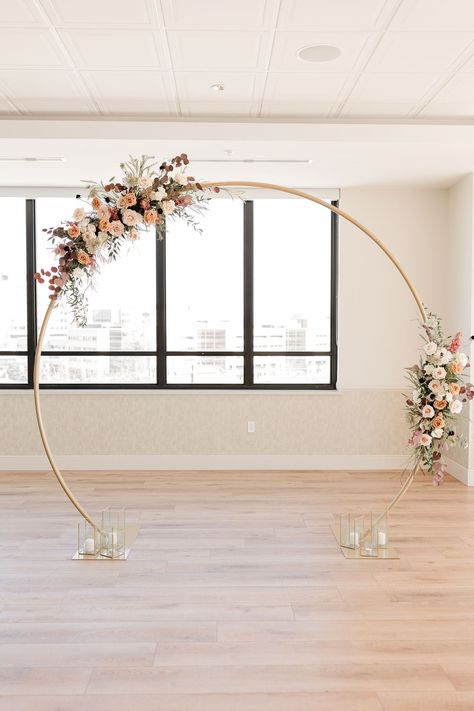 Wedding Decoration Circle, Gold Circular Wedding Arch, Gold Arch Decorations, Arch Circle Wedding, Wedding Arch Half Circle, Half Circle Arch Wedding, Curved Arch Wedding, Minimalist Wedding Arch Circle, Circular Wedding Arch With Fabric