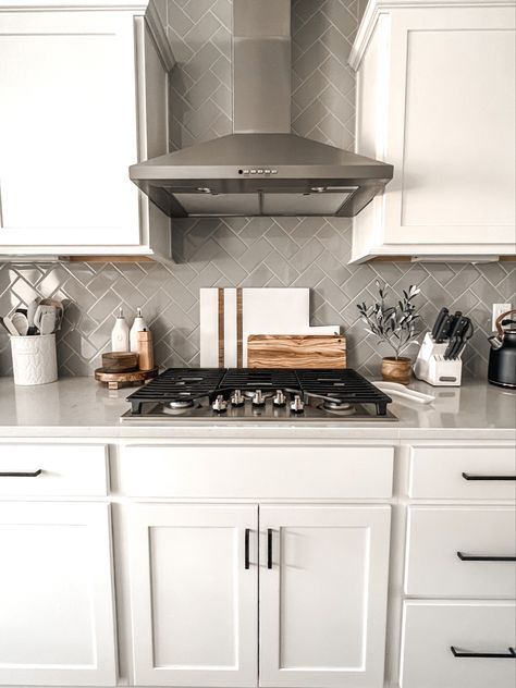 Behind Cooktop Decor, Picture Behind Stove, Stove Top Decor, Kitchen Stove Decor, Flat Top Stove, Stove Decor, Spanish Kitchen, Kitchen Countertop Decor, Kitchen 2024