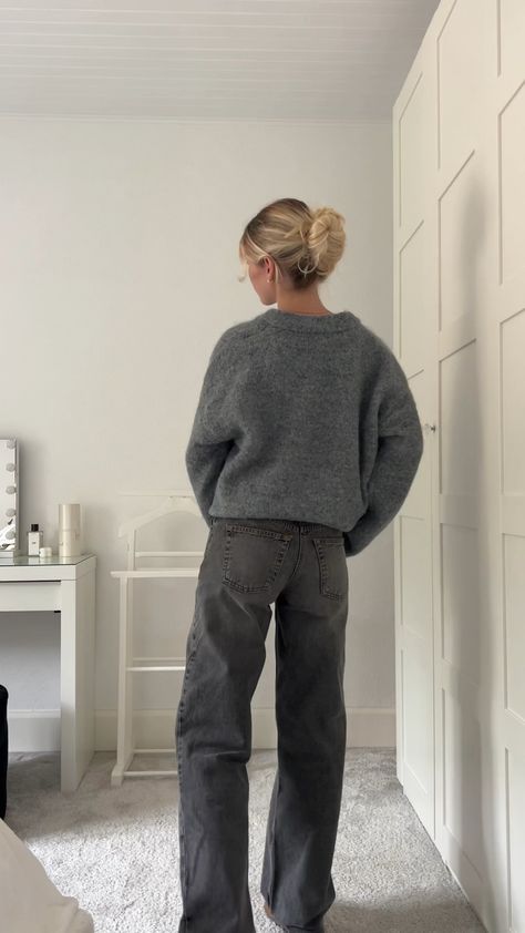 Cropped Knit Sweater Outfit, Gray Sweater Outfit, Grey Sweater Outfit, Knit Sweater Outfit, Fluffy Sweater, Cropped Knit Sweater, Sweater Outfit, Grey Knit Sweater, Gray Sweater