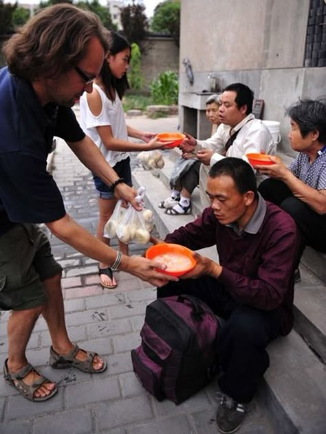 One Man Sacrifices Everything to Help Others - Great Acts of Kindness Moving To China, Help The Poor, Faith In Humanity Restored, World Pictures, Helping The Homeless, Help Others, Good Deeds, Faith In Humanity, Random Acts Of Kindness