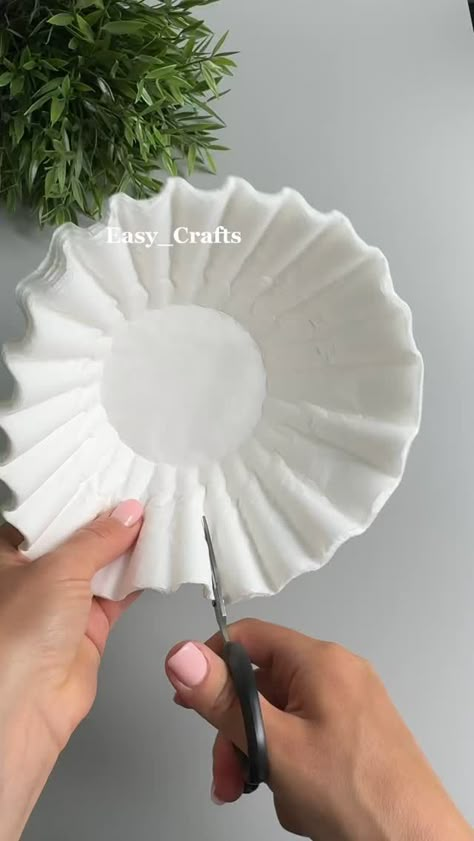 Easy Crafts Ideas Coffee Filters Flowers, Kids Easy Crafts Simple, How To Paper Flowers, Adult Paper Crafts, Paper Carnations Diy, Paper Craft Decoration Ideas, Flower Kids Crafts, Easy Senior Crafts, Crap Paper Flower