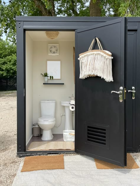 How to build an outhouse. A really pretty one. | DESIGN THE LIFE YOU WANT TO LIVE | www.lynneknowlton.com Outdoor Pool Bathroom Ideas, Build An Outhouse, How To Build An Outhouse, Outdoor Toilet Ideas, Diy Outhouse, Modern Outhouse, Pool Bathroom Ideas, Outdoor Pool Bathroom, Outdoor Toilet And Shower