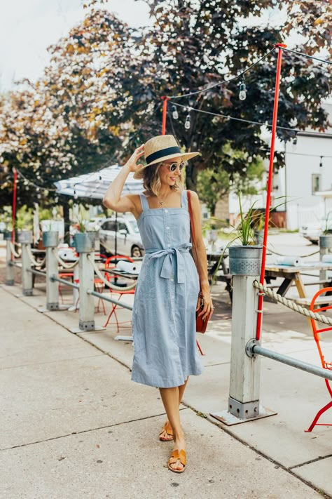 The easiest thing to wear summer? A simple apron dress, flat sandals, and a straw hat. #summerstyle #summeroutfit #momstyle Summer Outfits With Hats, Straw Hats Outfit, Hat Outfit Summer, Fashion Inspo Summer, Hat Outfits, Outfits Simple, Busy Woman, Simple Summer Outfits, Picnic Dress