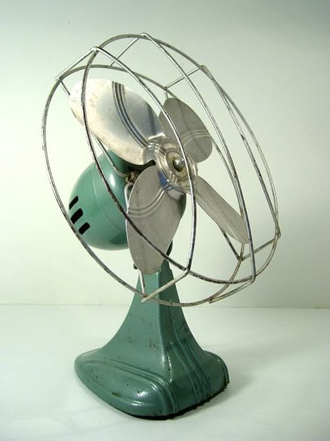 Vintage Industrial Small Dominion Electric Fan in Green | Flickr - Photo Sharing! Antique Fans, Industrial Fan, Old Fan, Industrial Living, Vintage Fans, Deco Retro, Desk Fan, Electric Fan, Vintage Objects