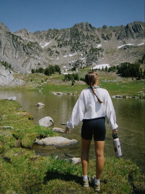 Dolomites Hiking Outfit, European Hiking Outfit, Swiss Hiking Outfit, Mountain Hike Aesthetic, Mountain Hike Outfit, Hiking Summer Aesthetic, Dolomites Outfit, Mountain Trip Aesthetic, Trekking Pictures