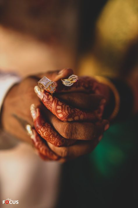 Engagement Ring Photoshoot Ideas, Engegment Pose Indian, Indian Engagement Photoshoot, Engagement Reveal Photos, Engagement Photoshoot Ideas Indian, Sagai Pose, Engagement Poses Indian, Engagement Photoshoot Indian, Engejment Couple Pic