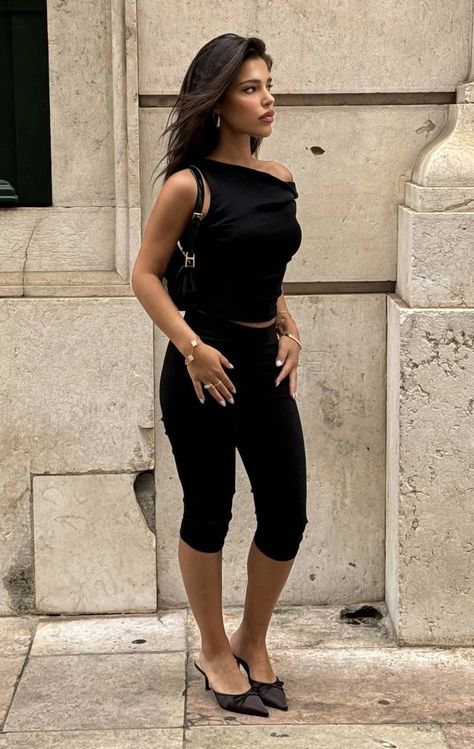 Black Capri Pants Outfit, Black Capri Outfits, Capri Leggings Outfit, Capri Pants Outfits, Capri Outfits, Teenage Fashion Outfits, Black Outfit, Lookbook Outfits, Outfits With Leggings