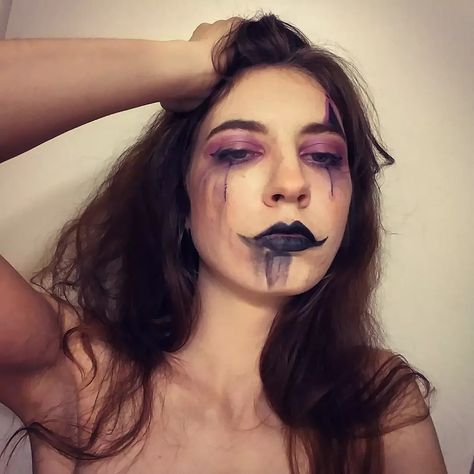 Messy clown makeup idea Messy Clown Makeup, Punk Clown, Derby Makeup, Sally Bowles, Dystopian City, Clown Halloween, Art Assignments, Makeup Idea, Clown Makeup