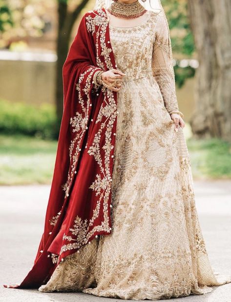 Asian Attire, Walima Dresses, Pakistani Wear, Pakistani Bridal Dress, Nikah Dress, Nigerian Recipes, Frock Designs, Red Bridal Dress, Shadi Dresses